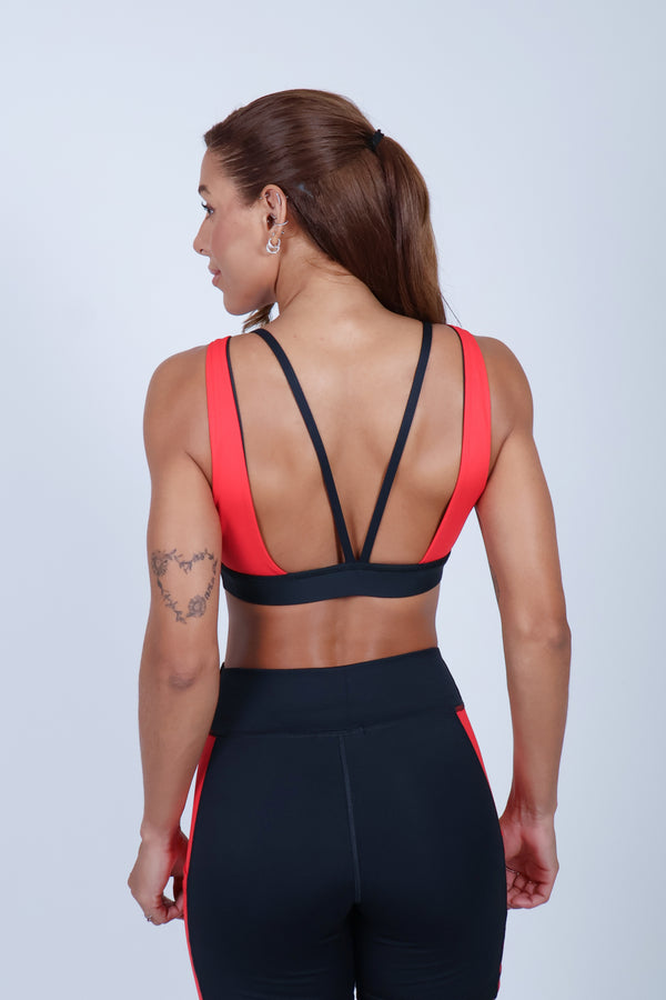 Top c/ Recortes Contrastante - Preto