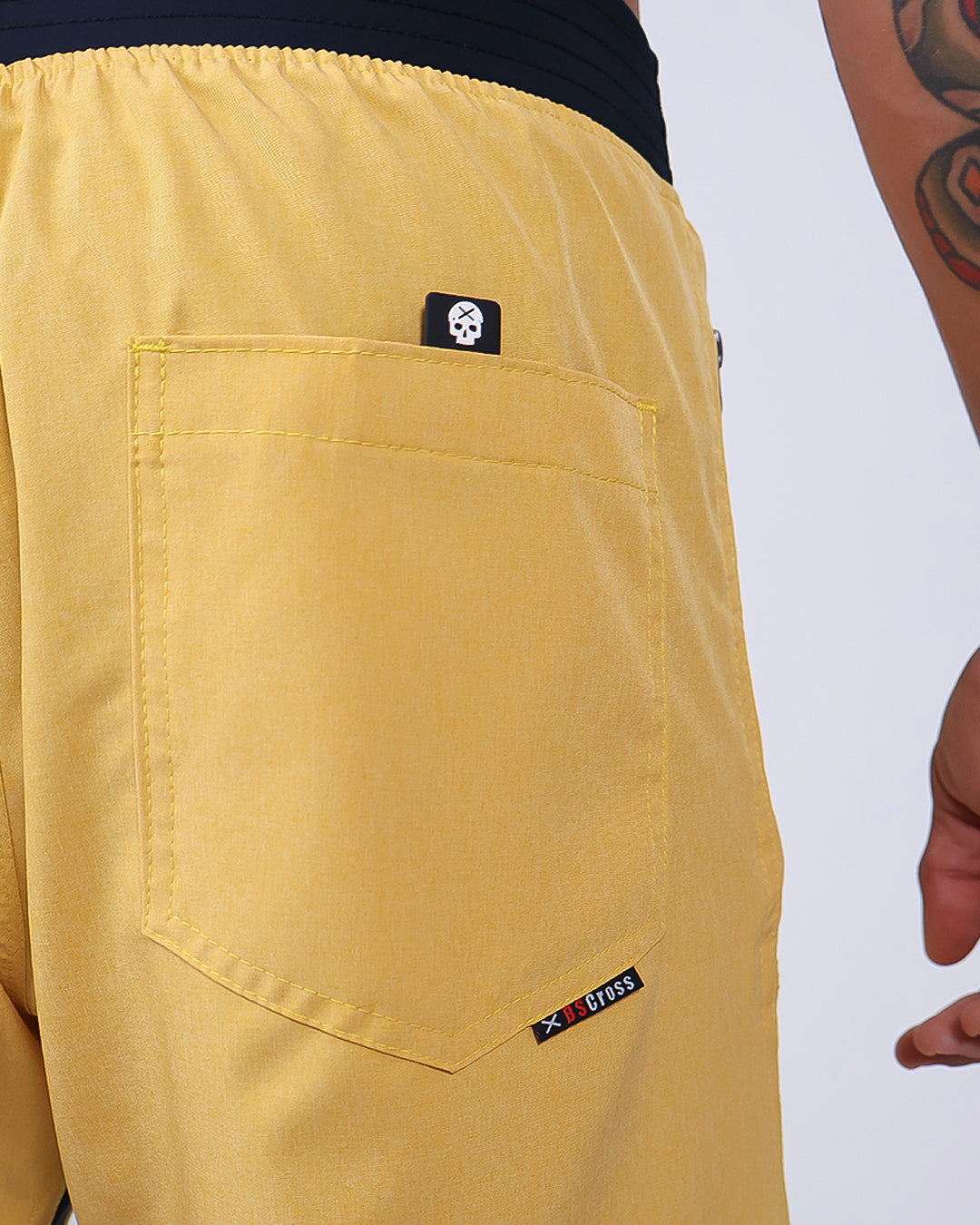 Short Masc c/ Bolso e Zíper - Amarelo