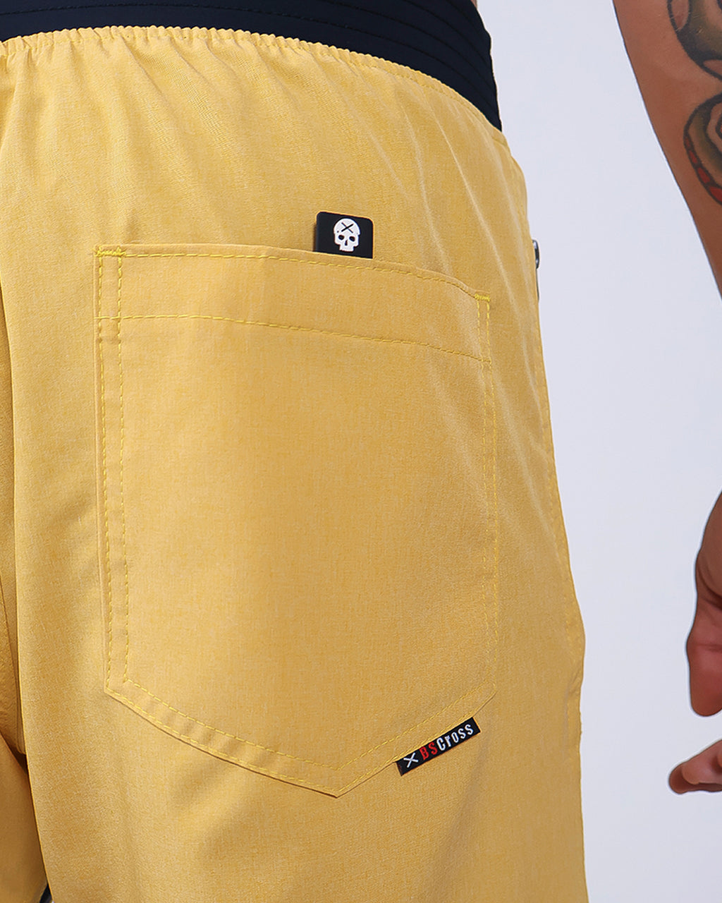 Short Masc c/ Bolso e Zíper - Amarelo